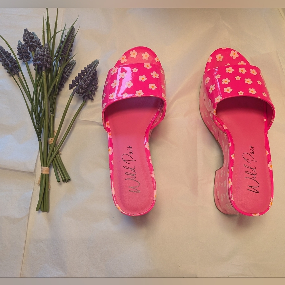 NIB Wild Pair Melborne Patent Hot Pink Daisy Print Platform Sandals Sz 6.5